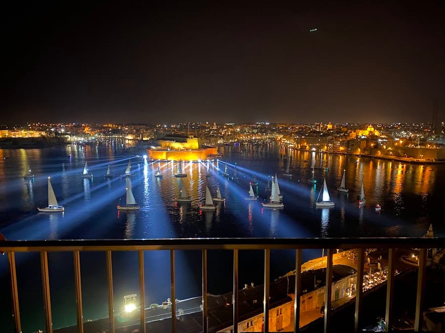 Grand Harbour Hotel