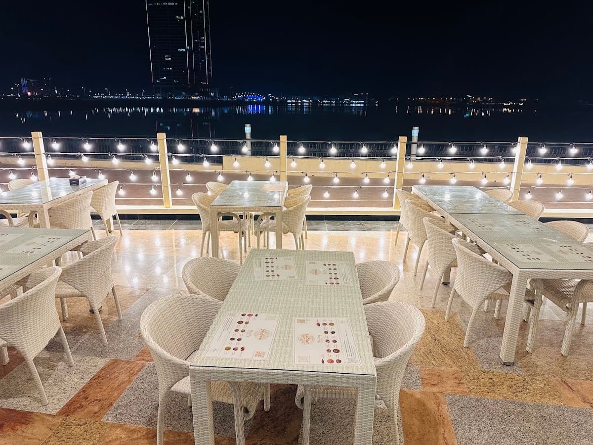 TOP UPTOWN RESTAURANT | مطعم توب أب تاون